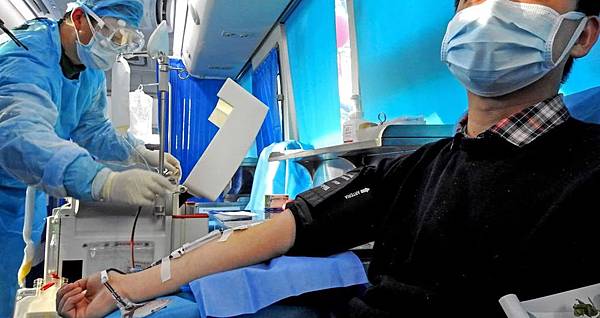 Shanghai Doctors Use Plasma Therapy to Treat the New Coronavirus.jpg