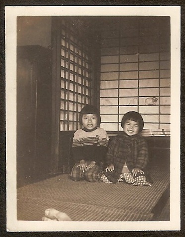 照片比對五: 榻榻米床的一角。(攝於50年前)二姑姑, 小姑姑, 還有爺爺的腳趾頭