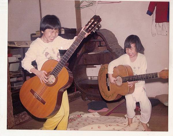 三姐和大表弟-睡前總是要拿爺爺的古典吉他來電音一下。爺爺的吉他實在太多把了。