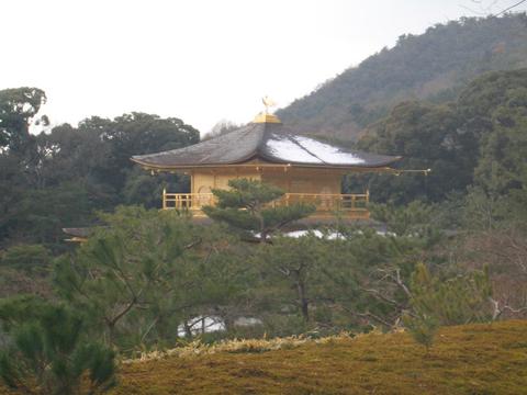 金閣寺的屋頂還有積雪呢