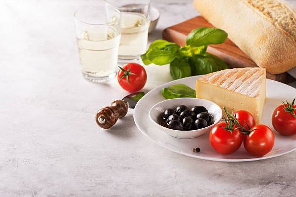 piece-of-cheese-with-tomatoes-and-black-olives-on-a-plate_1220-576.jpg