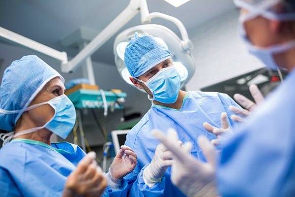 surgeons-interacting-with-each-other-in-operation-room_1170-2246.jpg surgeons-interacting-with-each-other-in-operation-room_1170-2246.jpg