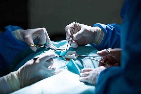 surgeons-performing-operation-in-operation-room_1170-2235.jpg surgeons-performing-operation-in-operation-room_1170-2235.jpg