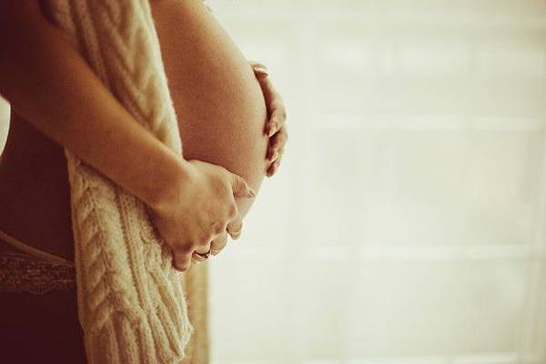 pregnant-woman-holding-her-belly_1304-2757.jpg pregnant-woman-holding-her-belly_1304-2757.jpg