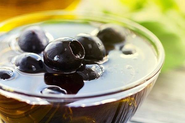 fresh-tasty-beautiful-black-olives-with-olive-oil-on-bowl-on-bright-background_1220-1167.jpg