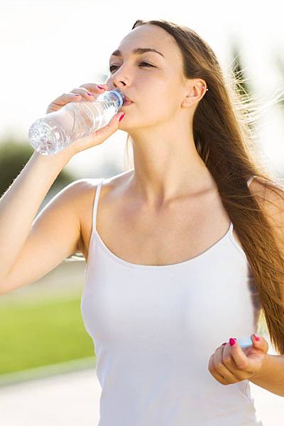 beautiful-young-woma-drinking-water-in-the-street_1301-3338.jpg beautiful-young-woma-drinking-water-in-the-street_1301-3338.jpg