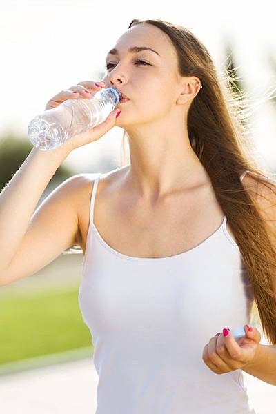 beautiful-young-woma-drinking-water-in-the-street_1301-3338.jpg