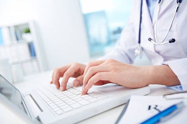 doctor-looking-for-information-in-the-database_1098-2572.jpg doctor-looking-for-information-in-the-database_1098-2572.jpg