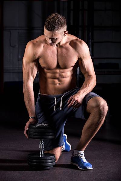muscular-man-looking-dumbbell_1163-796.jpg muscular-man-looking-dumbbell_1163-796.jpg