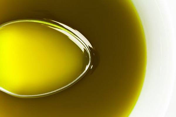 spoon-with-olive-oil-and-a-bowl_1216-423.jpg