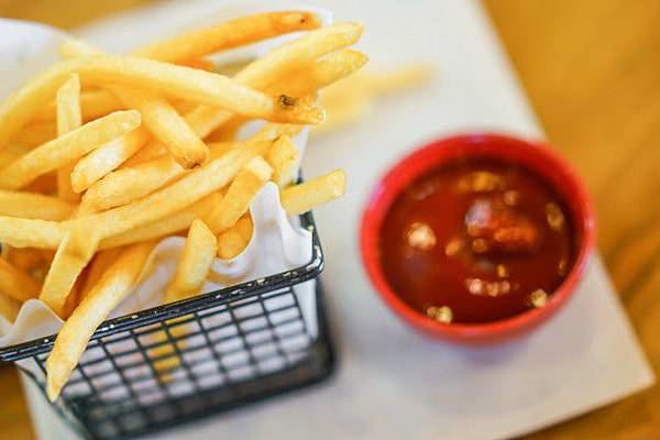 french-fries-on-wood-table_1232-2676.jpg french-fries-on-wood-table_1232-2676.jpg