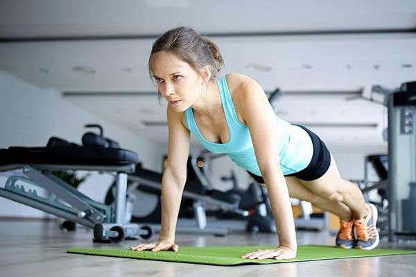 serious-young-woman-doing-push-ups-on-mat-in-gym_1262-3620.jpg