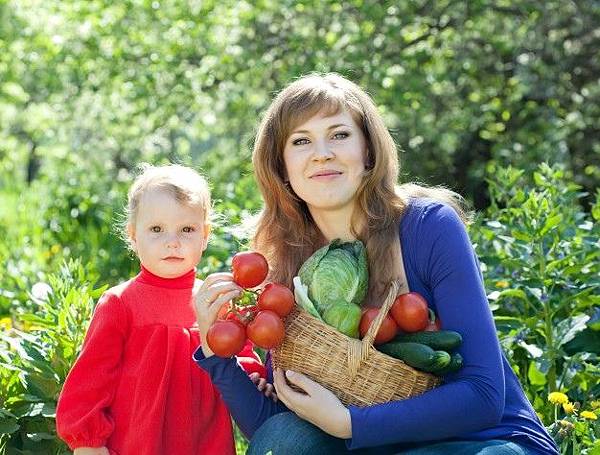 woman-and-baby-with-vegetables-harvest_1398-1261.jpg