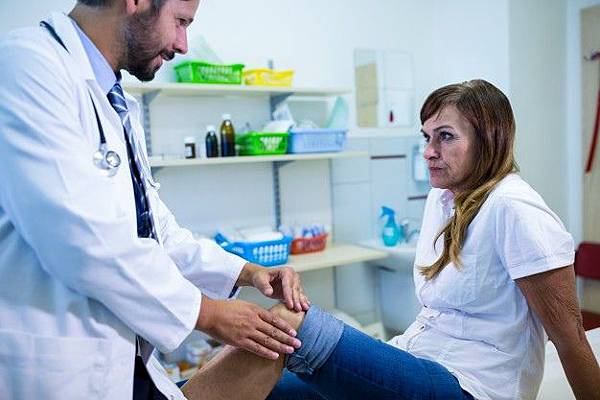 male-doctor-examining-patients-knee_1170-2170.jpg