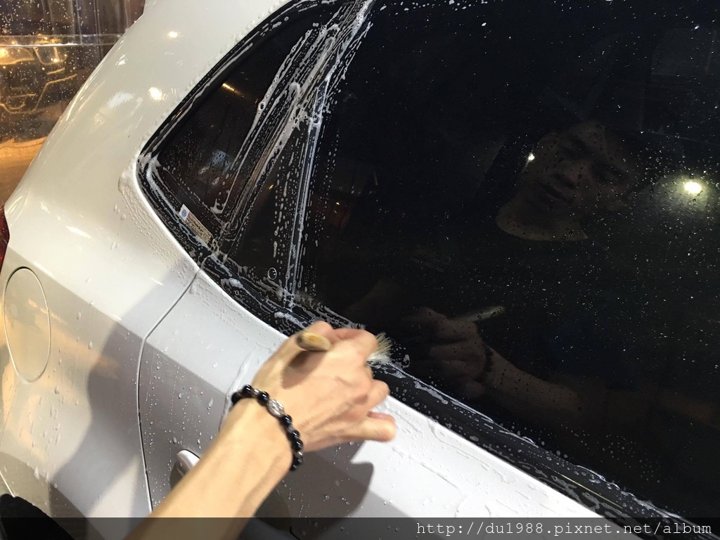 步驟3-2、大面積部位洗淨後,剩下海綿無法洗到的細節部分,使用細節刷深度清潔.jpg 步驟3-2、大面積部位洗淨後,剩下海綿無法洗到的細節部分,使用細節刷深度清潔.jpg