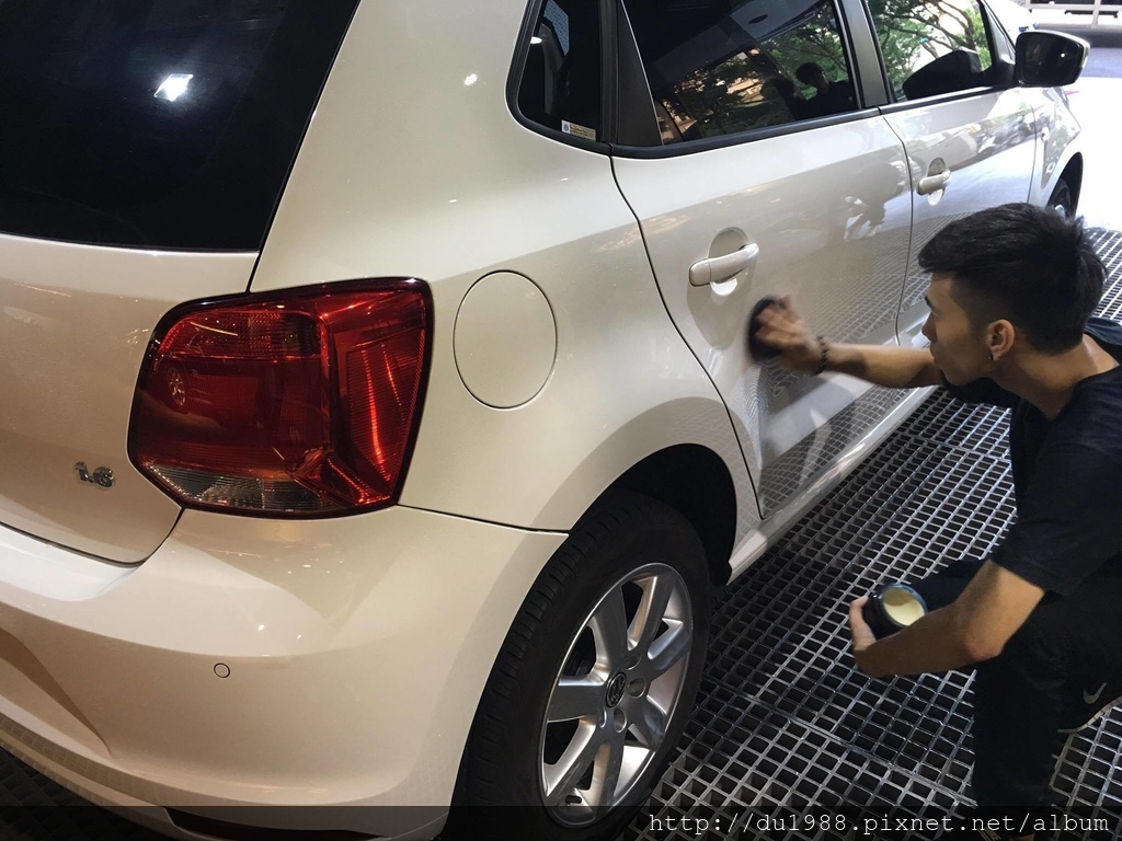 步驟10-3、全程手工上蠟,將蠟均勻覆蓋全車.jpg 步驟10-3、全程手工上蠟,將蠟均勻覆蓋全車.jpg