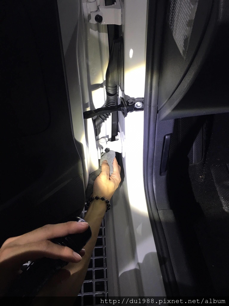 步驟15-2、將門邊門縫的髒污及殘留水分去除.jpg 步驟15-2、將門邊門縫的髒污及殘留水分去除.jpg