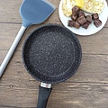 固鋼平底鍋+矽膠鍋鏟12.jpg