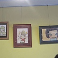 這是一間很溫馨的咖啡店，座位不多，牆上擺滿了我最愛的畫家奈良美智做品--斜眼娃娃