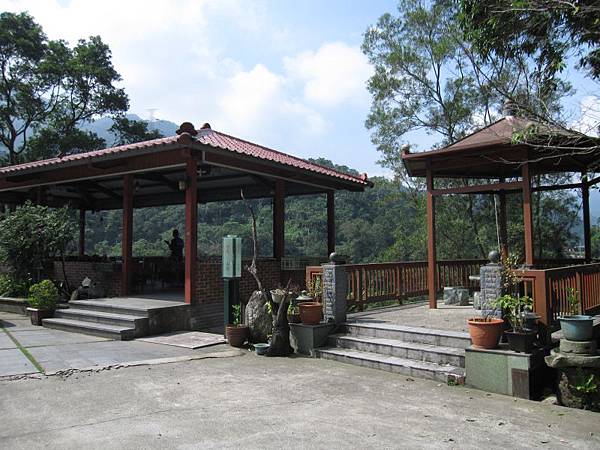 餐廳用餐區+觀景涼亭.JPG