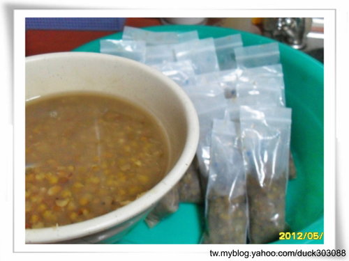 DIY古早味【冷凍袋綠豆冰棒】用剩下的綠豆湯做冰棒、冰涼消暑