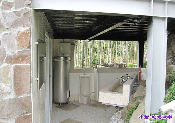 露營區浴廁.jpg