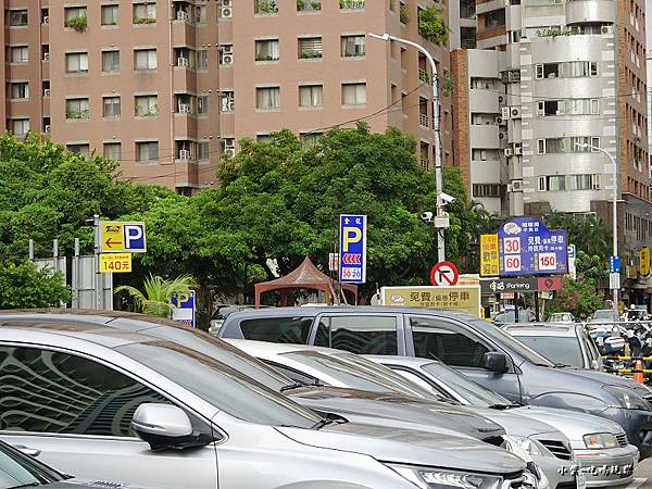 勤美術館旁停車場.jpg