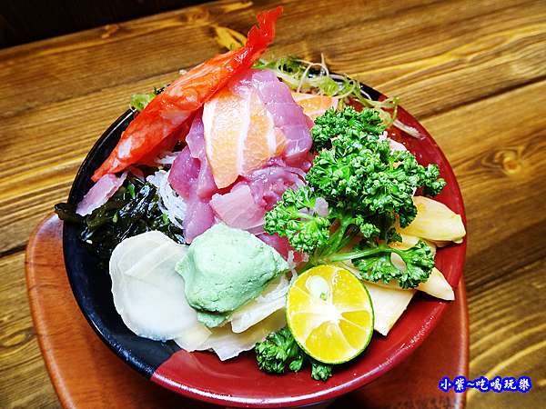 新竹美食 平價日式料理 山口刺身丼飯專賣店 東門市場美食 山口鮭魚親子丼 塩烤鯖魚丼 綜合握壽司 生魚片 日式烤魷魚 鹹豬肉 深夜食堂 飲料 味噌魚湯 免費無限喝 食記 Menu 小紫吃喝玩樂 享食煮藝 新竹美食 平價日式料理 山口刺身丼飯專賣店 東門市場美食 山口鮭魚親子丼 塩烤鯖魚丼 綜合握壽司 生魚片 日式烤魷魚 鹹豬肉 深夜食堂 飲料 味噌魚湯 免費無限喝 食記 Menu 小紫吃喝玩樂 享食煮藝