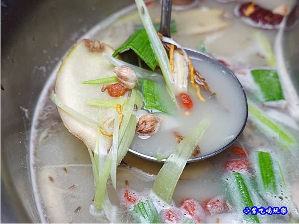 蒙古養生鍋--小蒙牛頂級麻辣養生鍋中壢店 (1).jpg