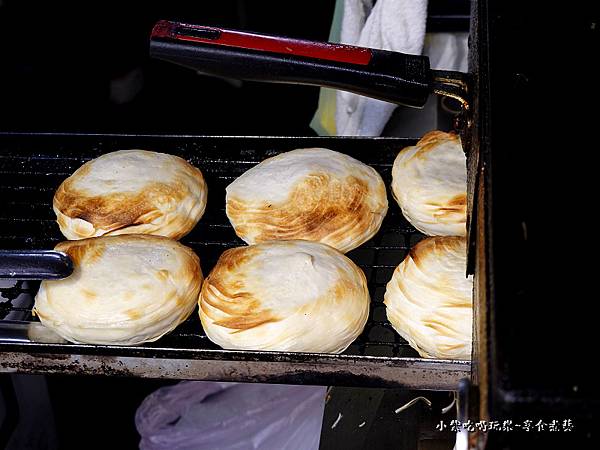 餅皮先烙再烤-多多肉肉夾饃饒河店 (3).jpg