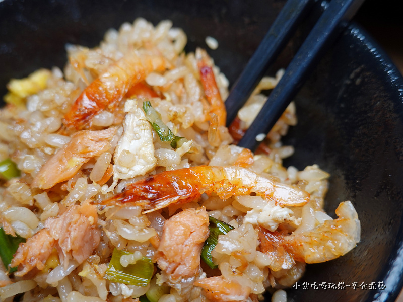 櫻花蝦鮭魚炒飯-鳥居町串烤酒場 (1).jpg