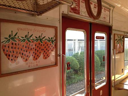 5.草莓電車內部.jpg