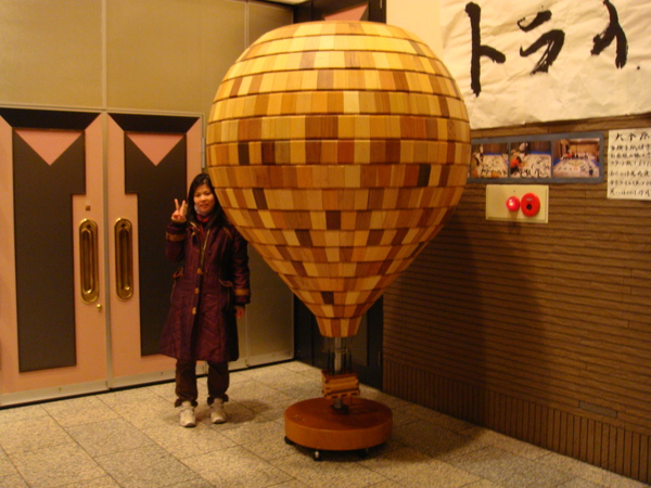 正妹人妻與熱氣球模型