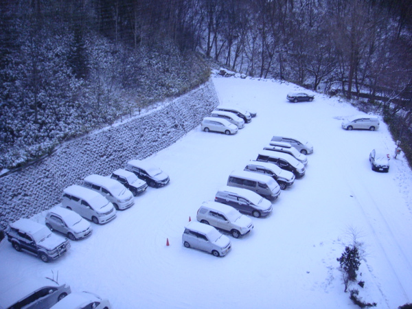 被雪掩蓋的停車場