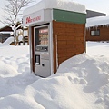 被雪淹沒的販賣機