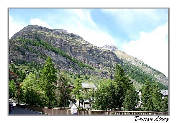 緊鄰在ZERMATT旁的山壁