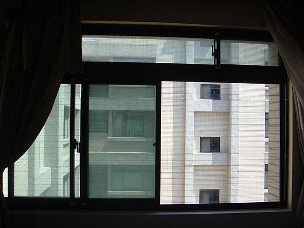 客廳沙發後窗台安裝後.JPG
