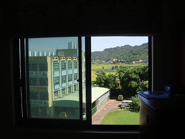 書房左邊窗戶未安裝前.JPG