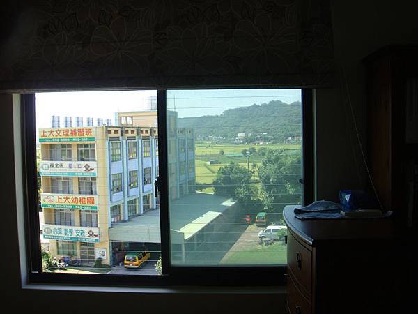 書房左邊窗台安裝後.JPG