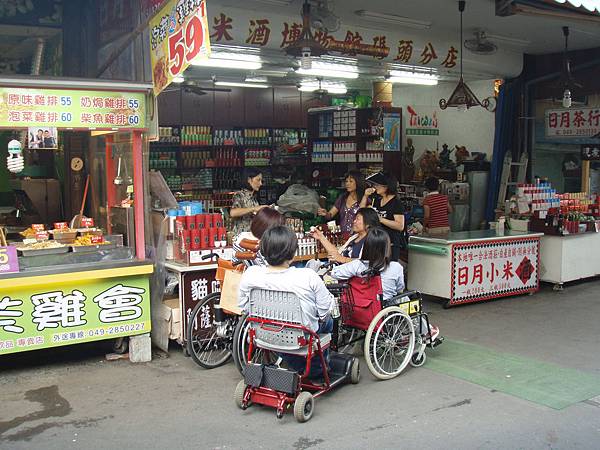 這次的客人是三台輪椅還有一台電動代步車，都是可以摺疊的，一夥人正在品嘗紅茶還有小米酒.JPG