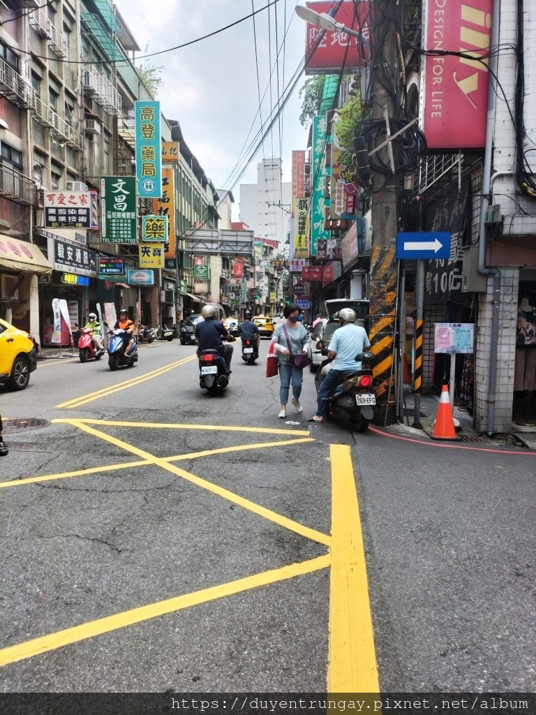 基隆火車站旁~安樂市場商圈，近便利商店生活機能超好～各式商店