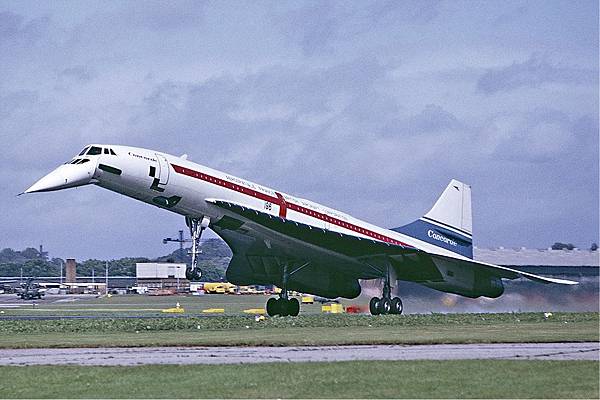 Concorde_landing_Farnborough_Fitzgerald