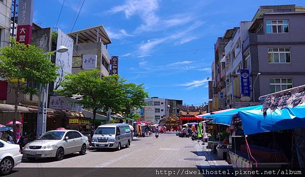 09 這就是廟前街入口與街景。