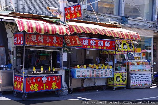 13 這裡的店家，除了有紀念品、海鮮餐廳，還有這種海產小物可以購買。