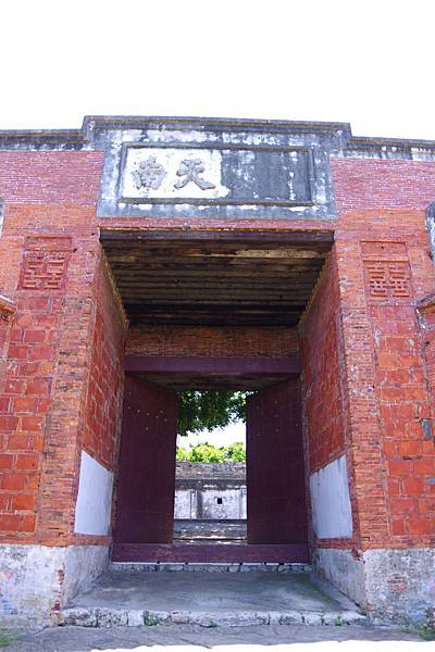 39  砲台的「威震天南」八字形大門，兩側的「囍」字清晰可見。只是這雖是大門，卻沒有對外的通路……