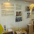 68  展覽館內部。牆壁上「望你早歸」四字，則點出了另一批人的思念之情。