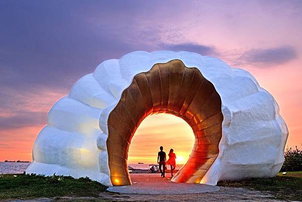 貝殼造型的海珍珠，是旗津海岸公園觀賞夕陽的知名景點。