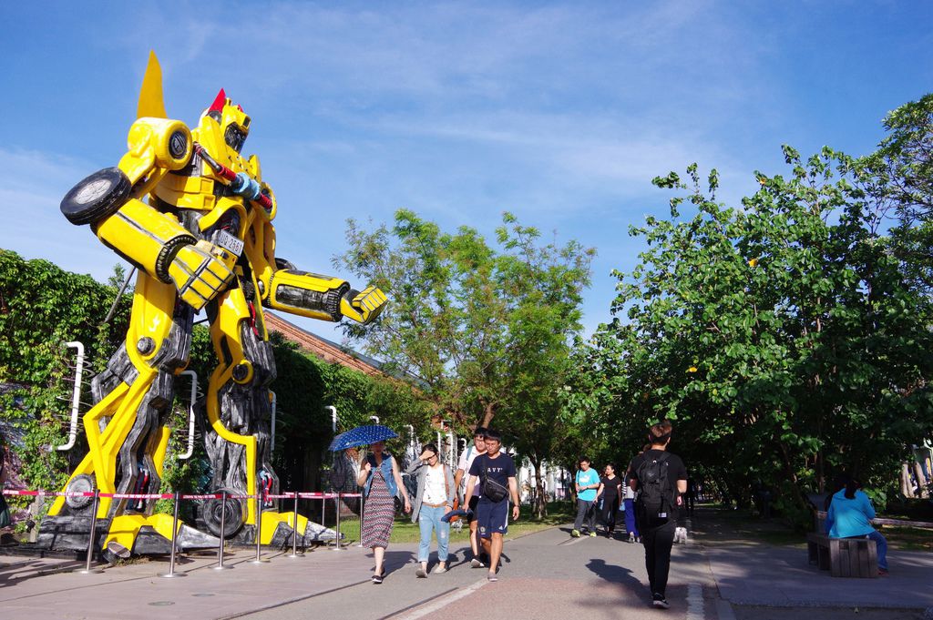 除了彩色人偶，在自行車道旁的「大黃蜂」，合該是最受歡迎，也是最知名的的裝置藝術吧！
