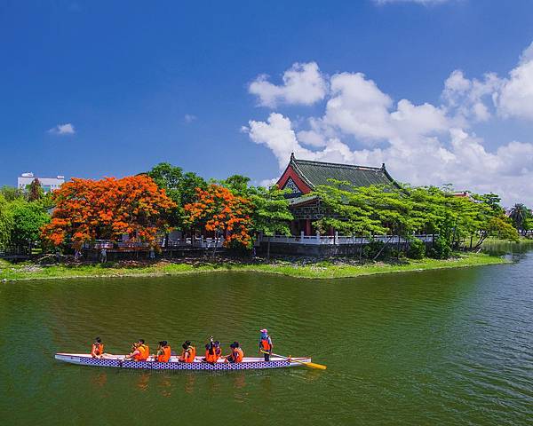 蓮池潭之美  ( 第一屆旅悦盃攝影比賽 入選 作者 蔡銘彥  )