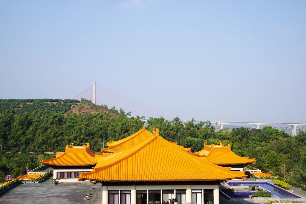 10042.JPG藏經樓旁，可一覽佛陀紀念館全景以及不遠處的斜張橋。